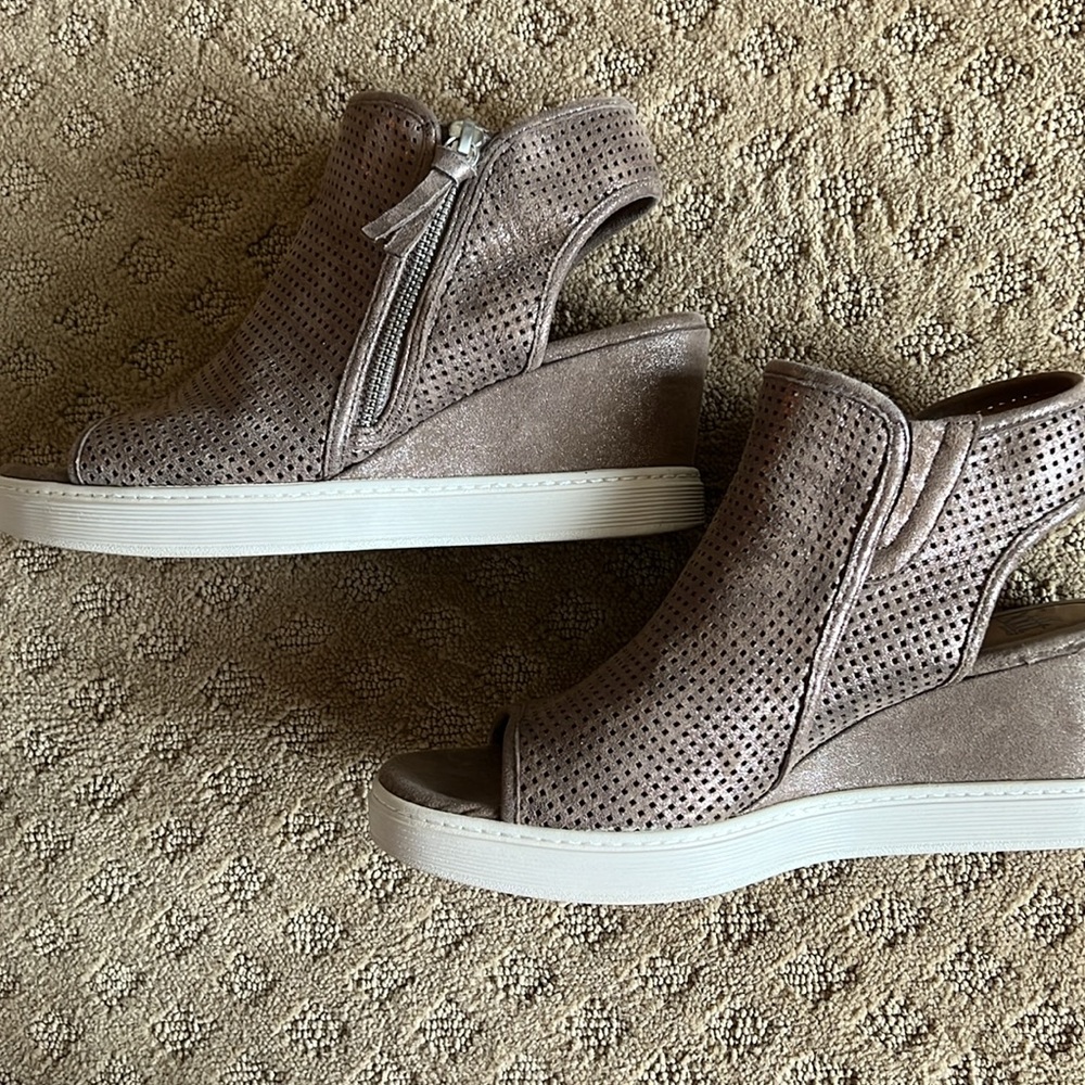 Sofft Women's Perforated Brown Leather Wedge Comfort Sandals - Picture 5 of 7